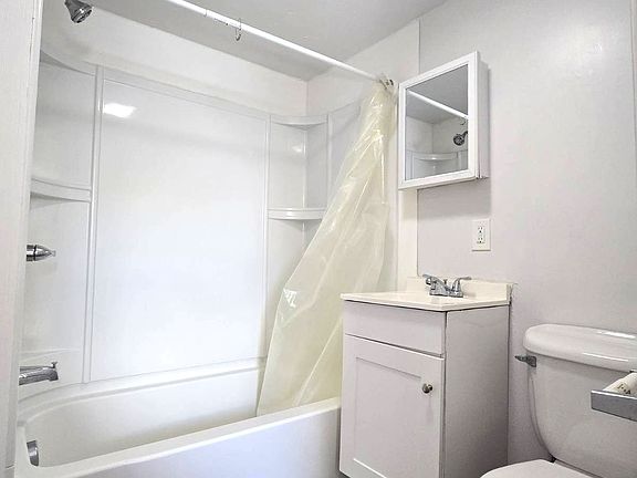 4th image of 25 Myrtle St APT 3R
