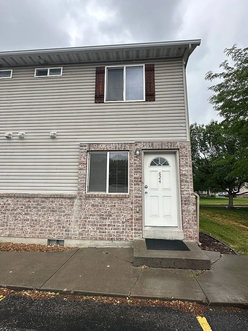 5 Bath Townhome in the Meadows! — Photo 1