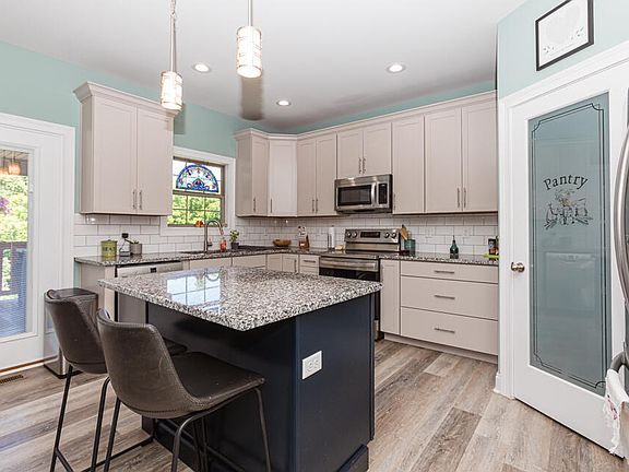 2nd image of 198 Lakeshore Cir