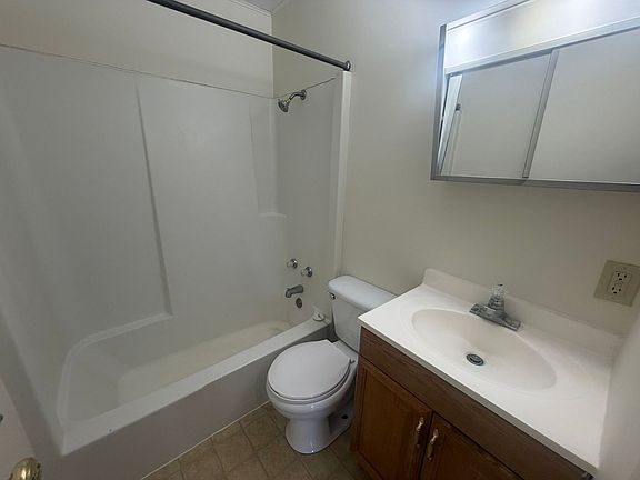 5th image of 200 Commercial St APT B8