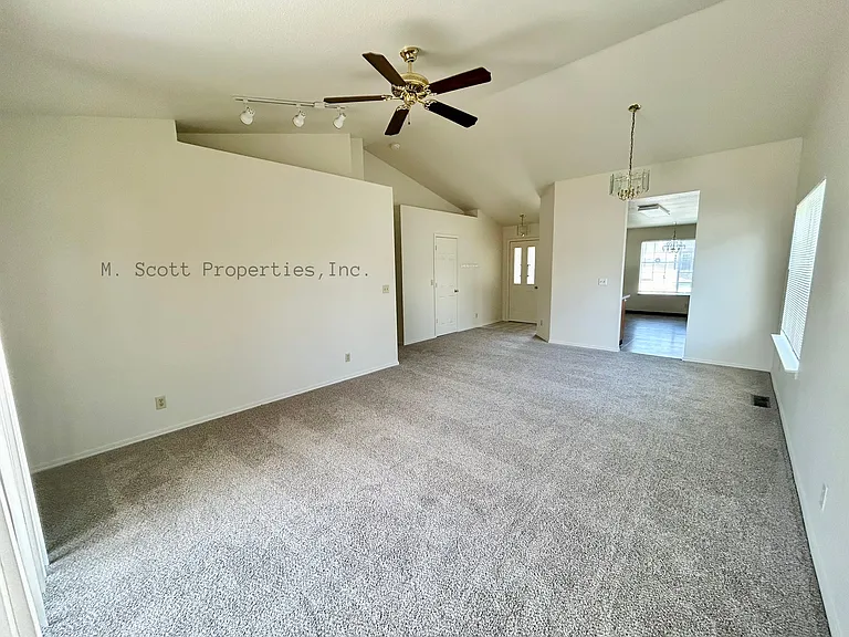 1449 N Marion Russell Dr — Photo 2