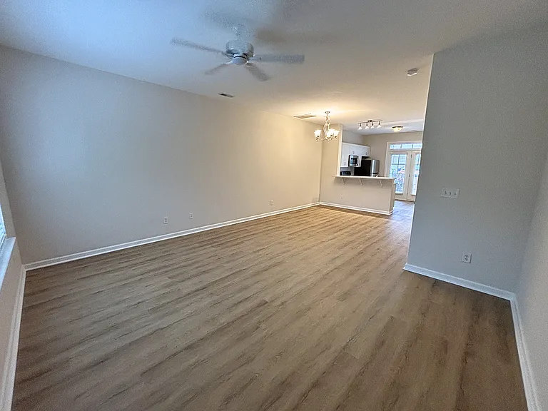 202 Jordan Ln — Photo 6