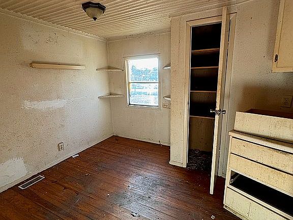 4th image of 9301 Duke St