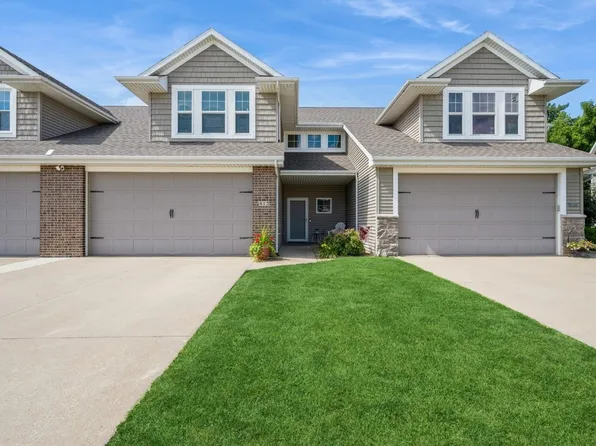 413 Cimarron Dr, Hiawatha, IA 52233