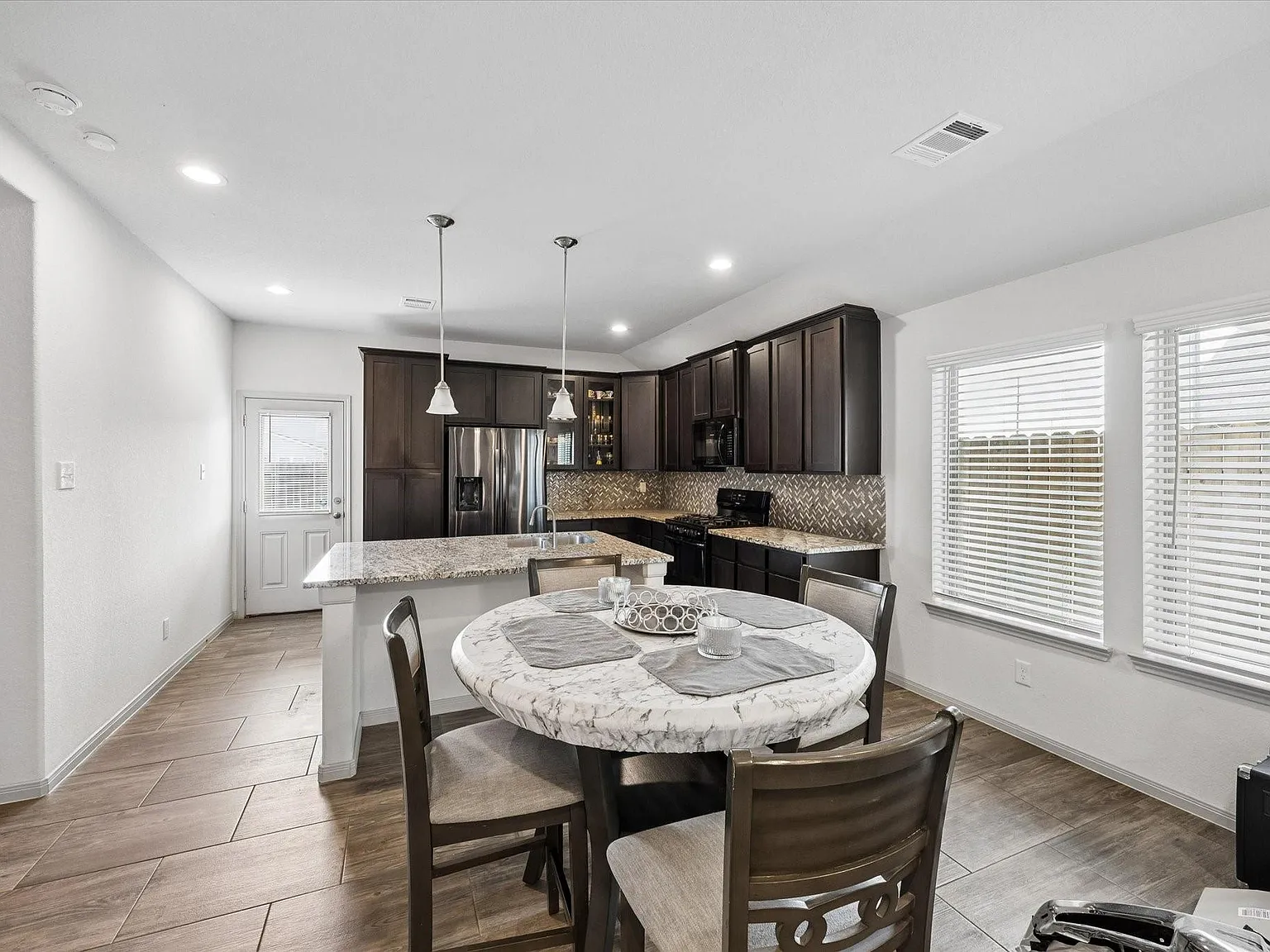 3 bed, 2.0 bath, 1381 sqft, $2,500 — Photo 1