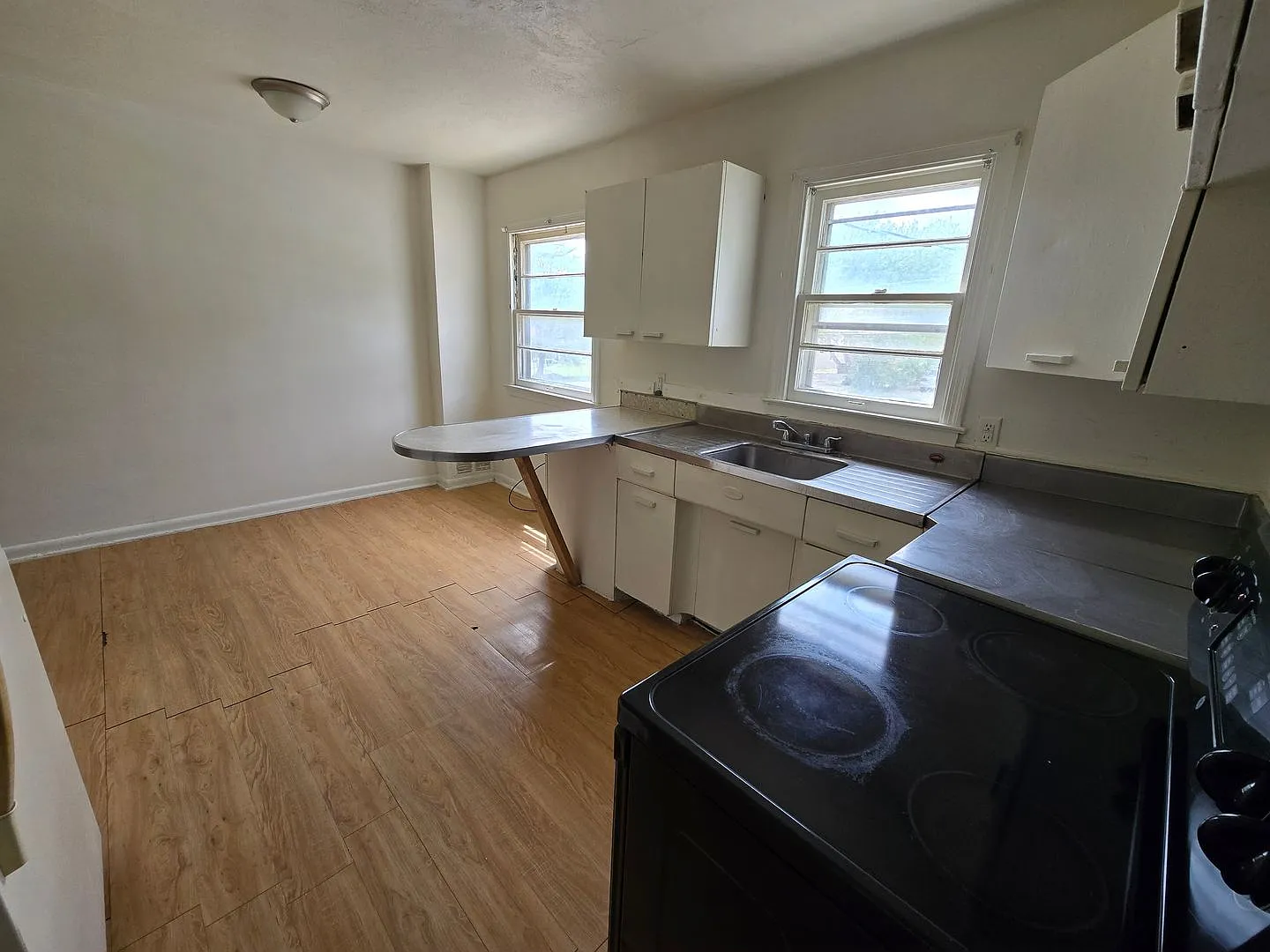 $900 - 2 Bed 1 Bath Town Home — Photo 2