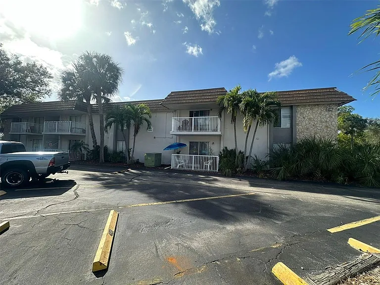 1840 Maravilla Ave #110 — Photo 25