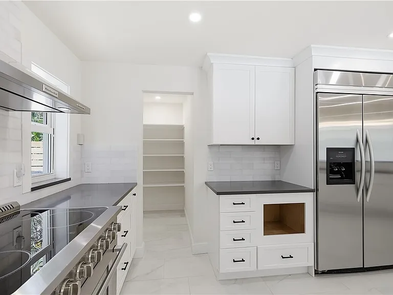 726 Live Oak Ln — Photo 3