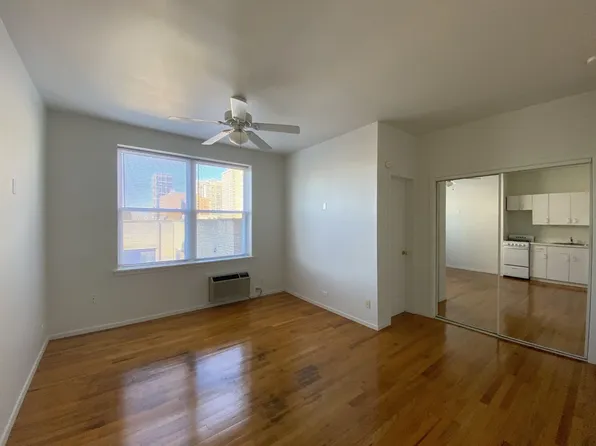 The Ambassador, 5959 N Kenmore Ave APT 409, Chicago, IL 60660