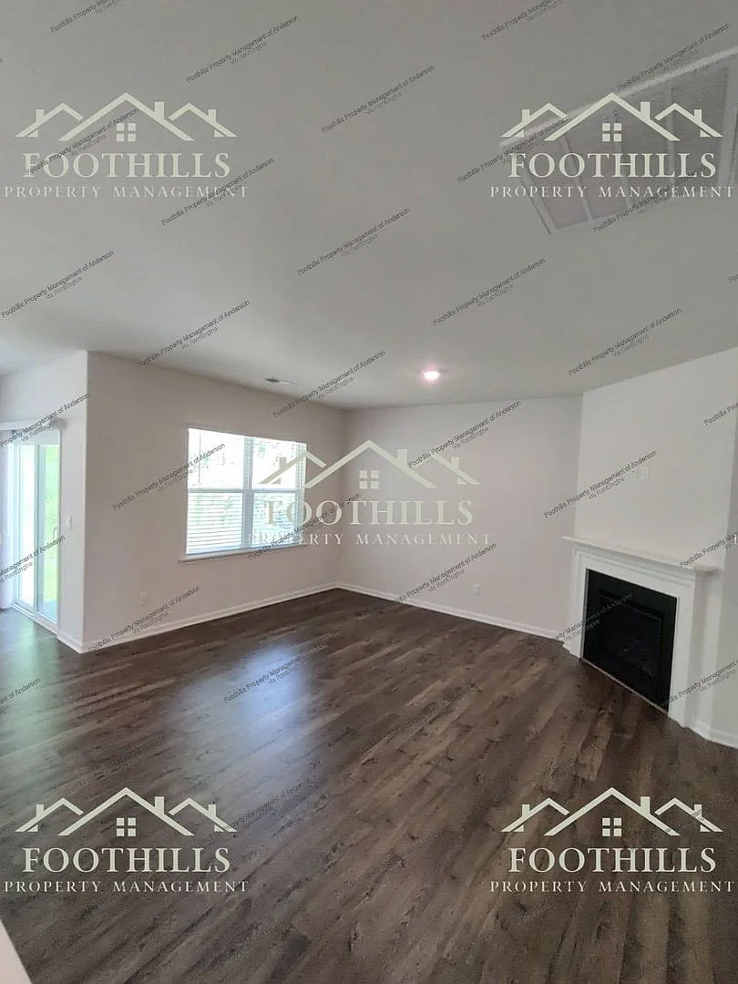 3 bed, 2.0 bath, 1618 sqft, $1,895 — Photo 2