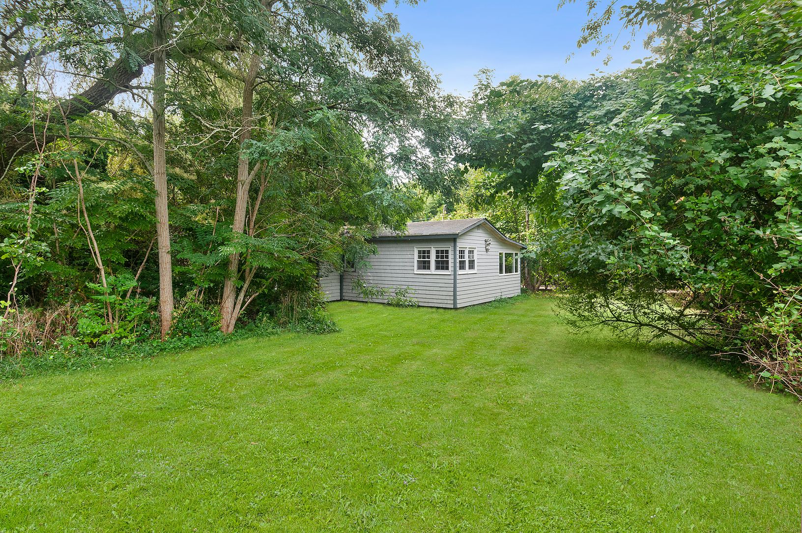  Nice Lawn,  Perfect Also for New Building Site