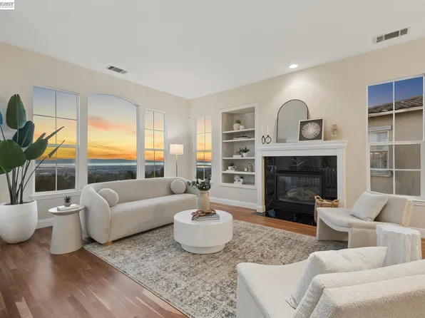 8255 Skyline Cir, Oakland, CA 94605