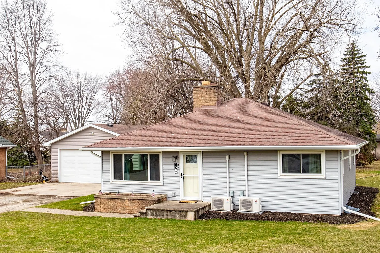 1380 Lakeview Ln photo 1