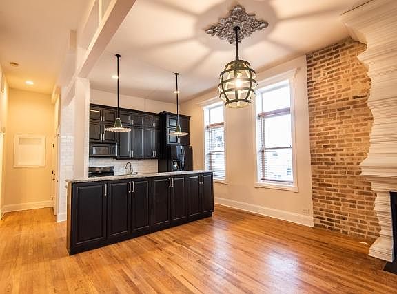 3rd image of 1542 N Wood St APT 1F