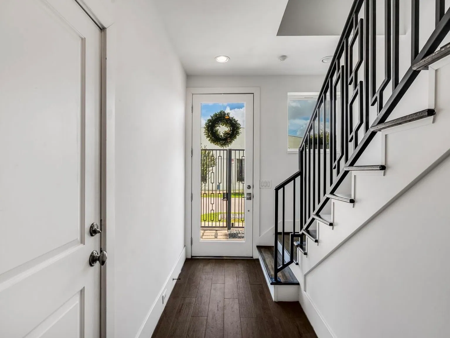 1 bed, 1.5 bath, 2300 sqft, $1,100 — Photo 4