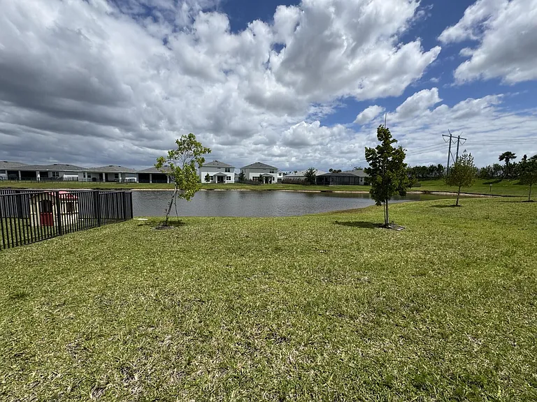 14083 SW Thorens Dr — Photo 32