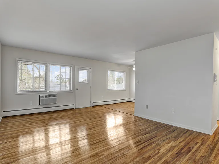 Versailles Apartments — Photo 14
