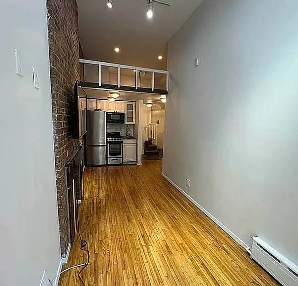 370 W 46th St #R — Photo 4