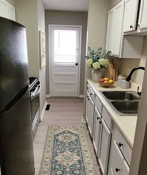 STERLING COURT APARTMENTS — Photo 14