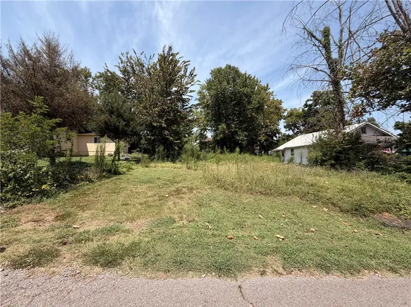1222 W Sevier St #L, Clarksville, AR 72830