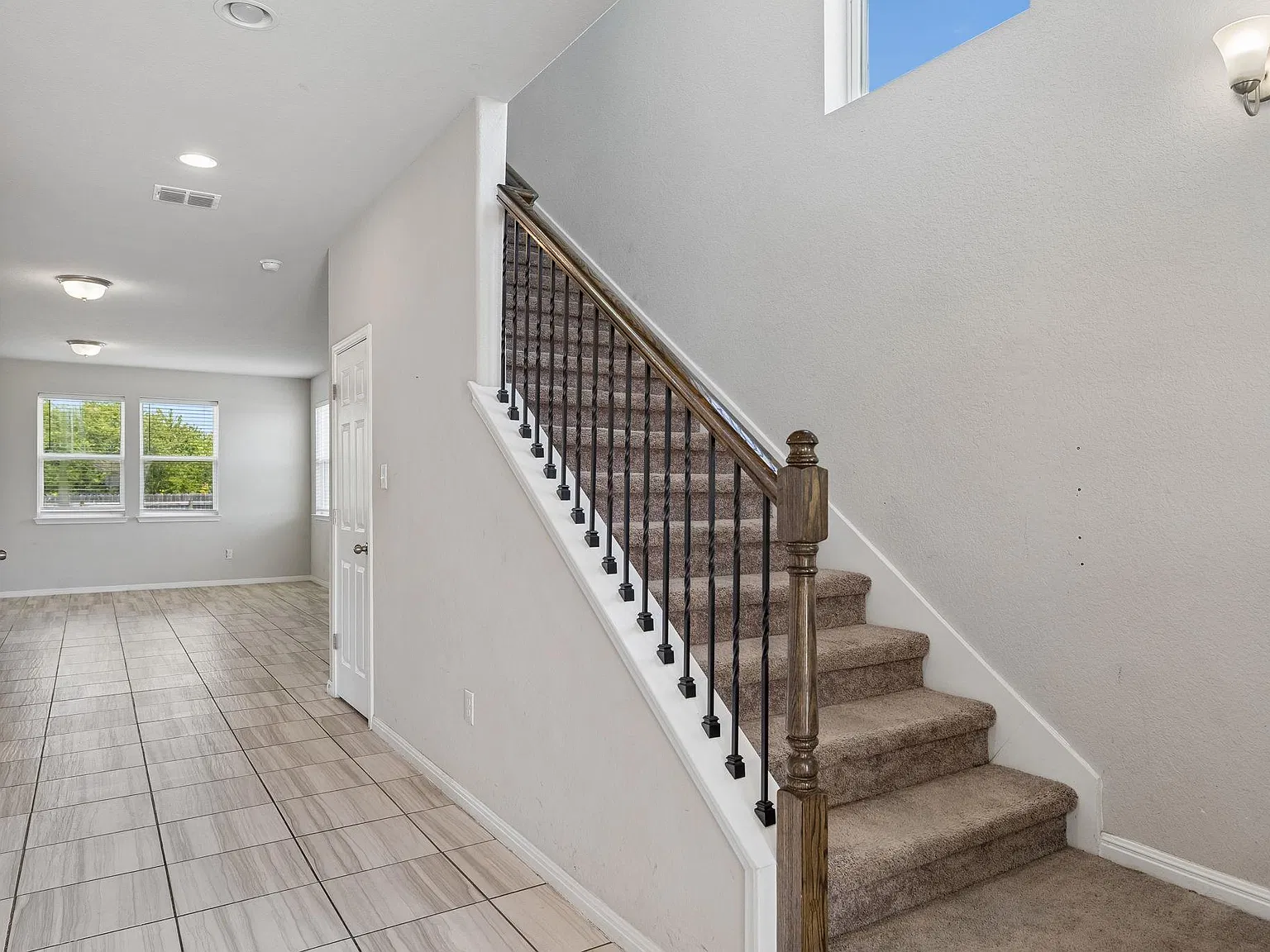 4 bed, 2.5 bath, 2042 sqft, $2,200 — Photo 4