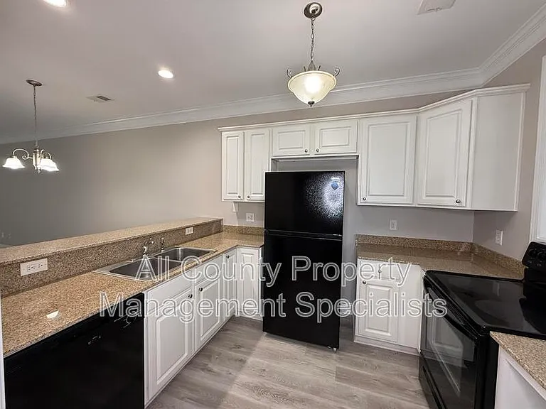 833 Forest Park Rd — Photo 2