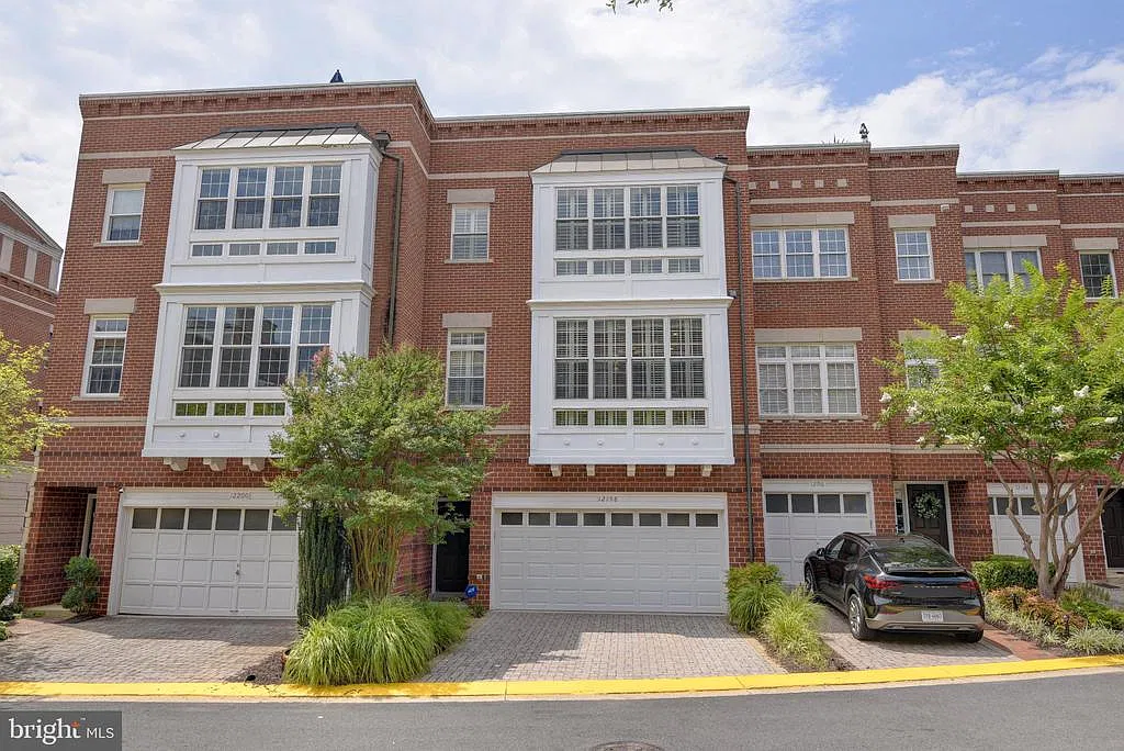3 bed, 5.0 bath, 2466 sqft, $4,500 — Photo 2
