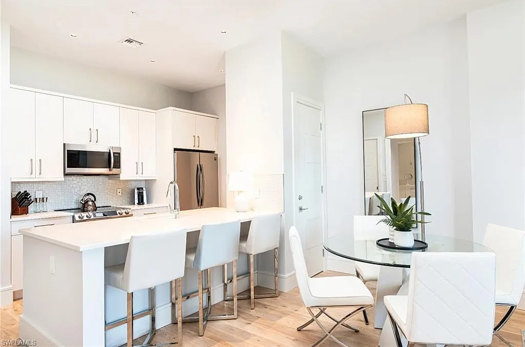 1 bed, 1.0 bath, 691 sqft, $12,600 — Photo 3