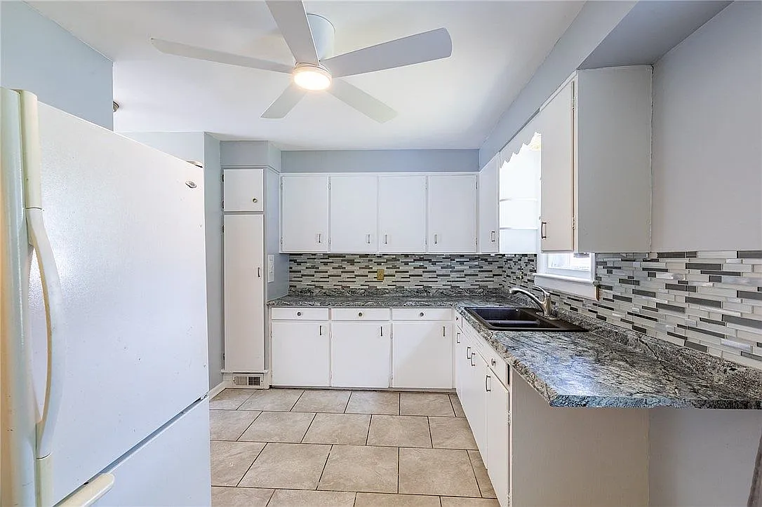 3 bed, 890 sqft, $2,200 — Photo 4