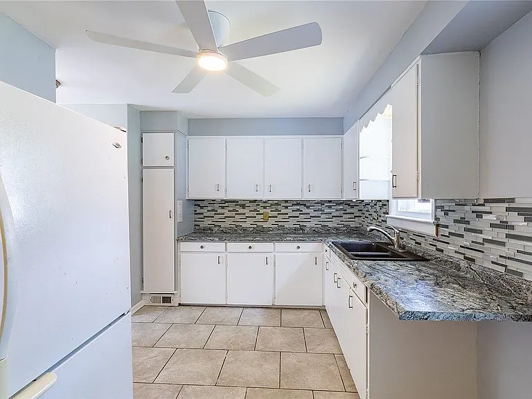 138 Clark Ave — Photo 4