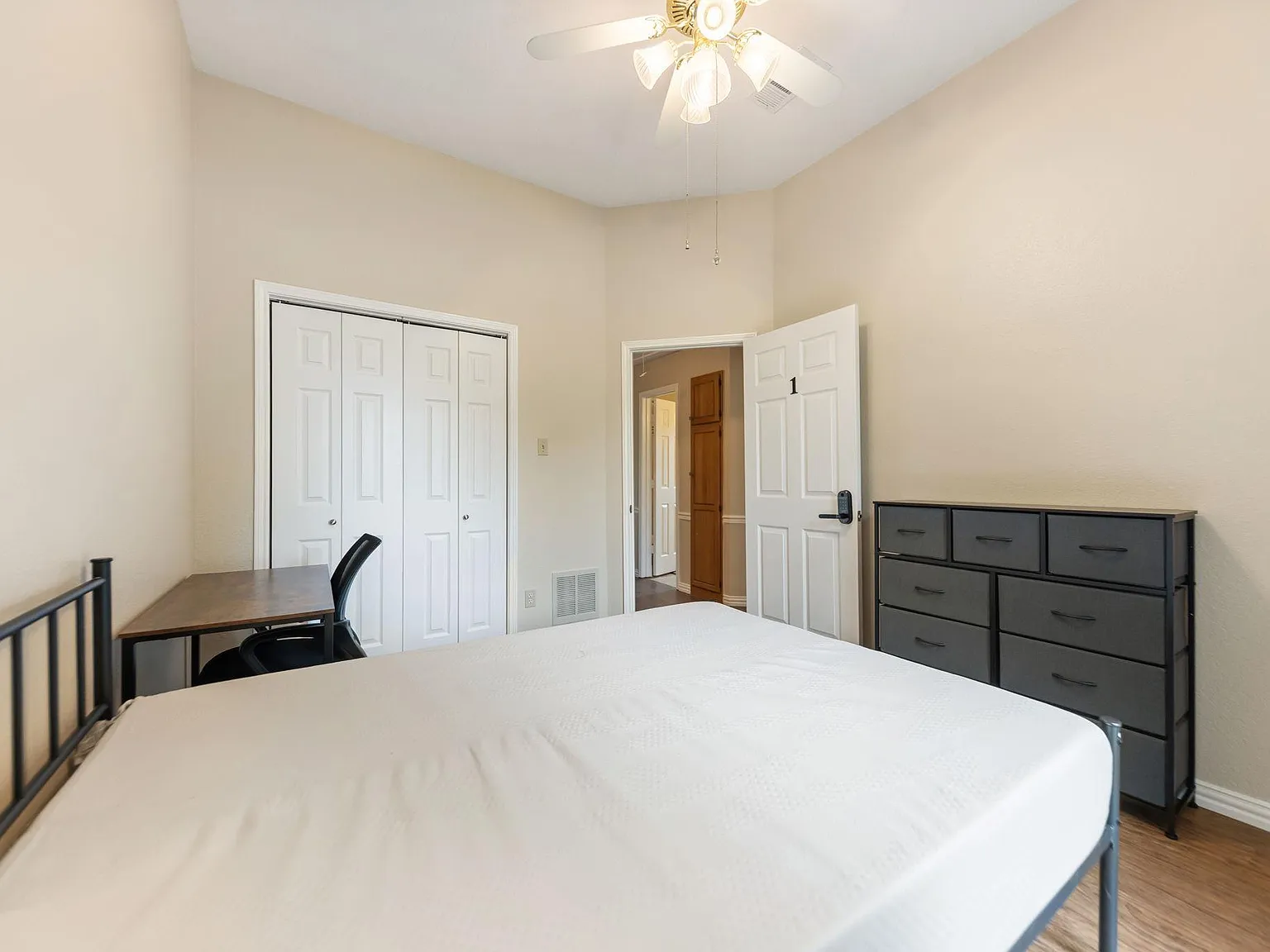 4 bed, 3.0 bath, 2405 sqft, $901 — Photo 2
