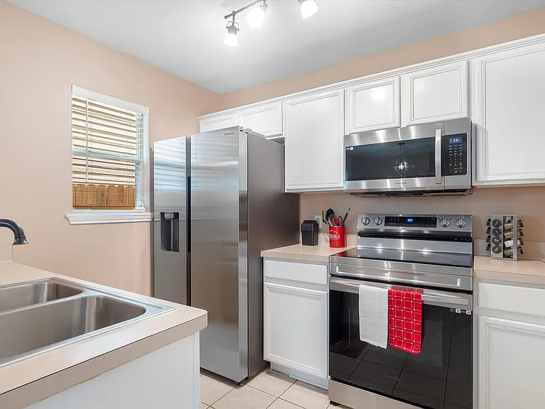 1403 Romo Plz — Photo 14