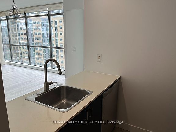 5th image of 281 Mutual St #803