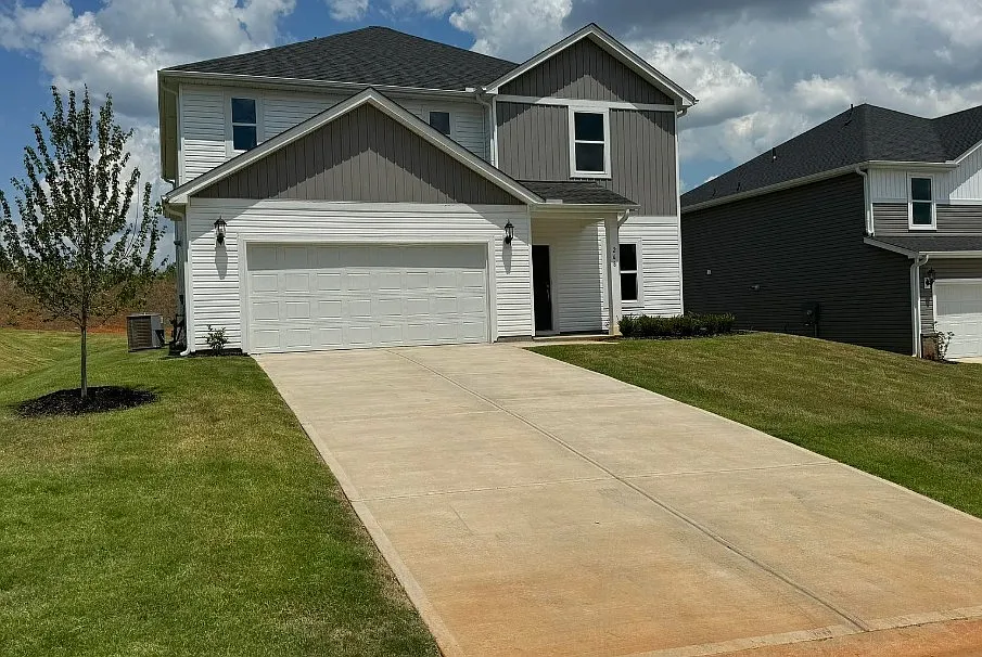 4 bed, 2479 sqft, $2,195 — Photo 2
