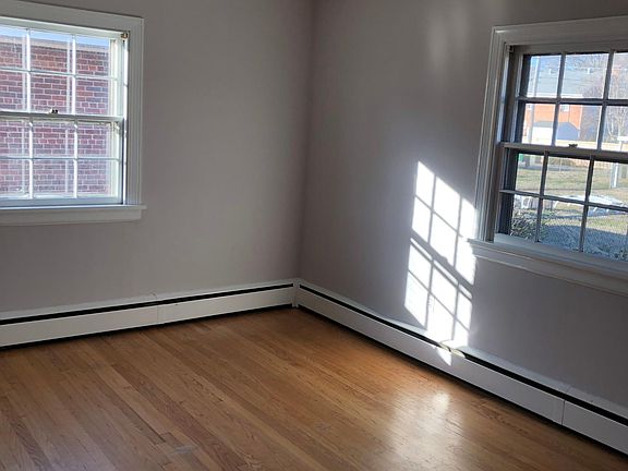 Large primary bedroom.