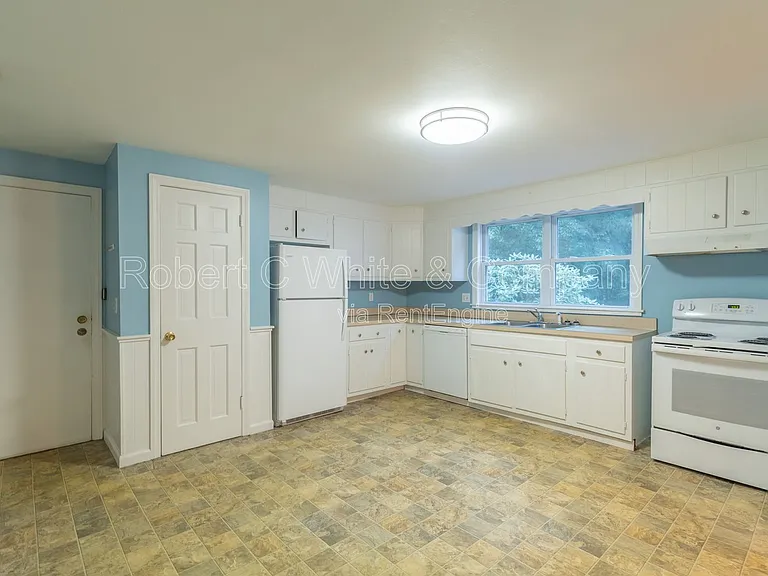 427 Graham Rd — Photo 6