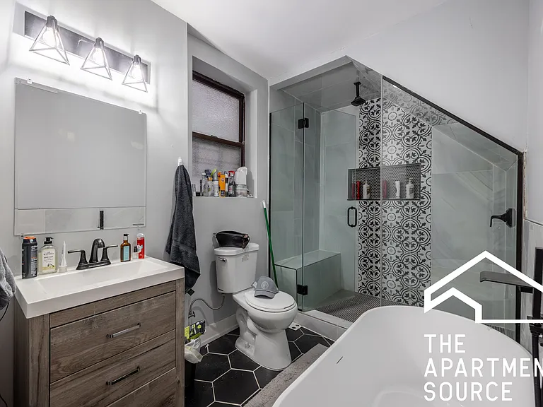 1624 W Beach Ave — Photo 6