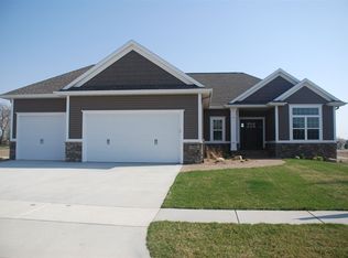 1304 Rolling Glen Dr, Marion, IA 52302