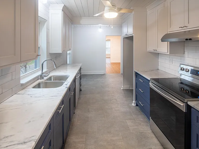407 E Houston St — Photo 7
