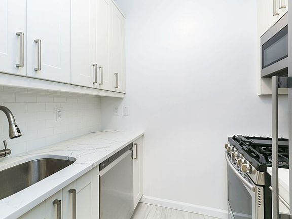 4th image of 200 E 69th St #T2c
