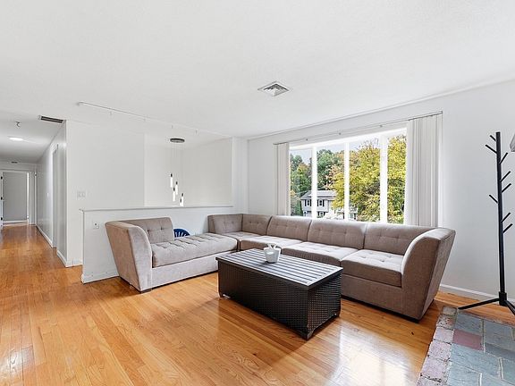 3rd image of 131 Beacon Hill Rd