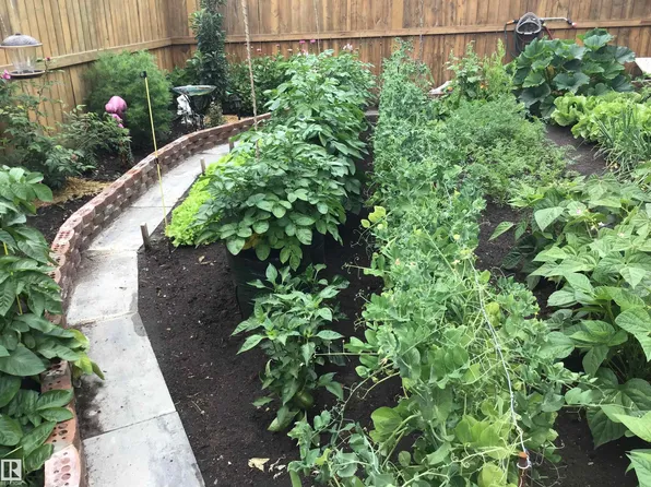 4914 47th St, Gibbons, AB T0A 1N0