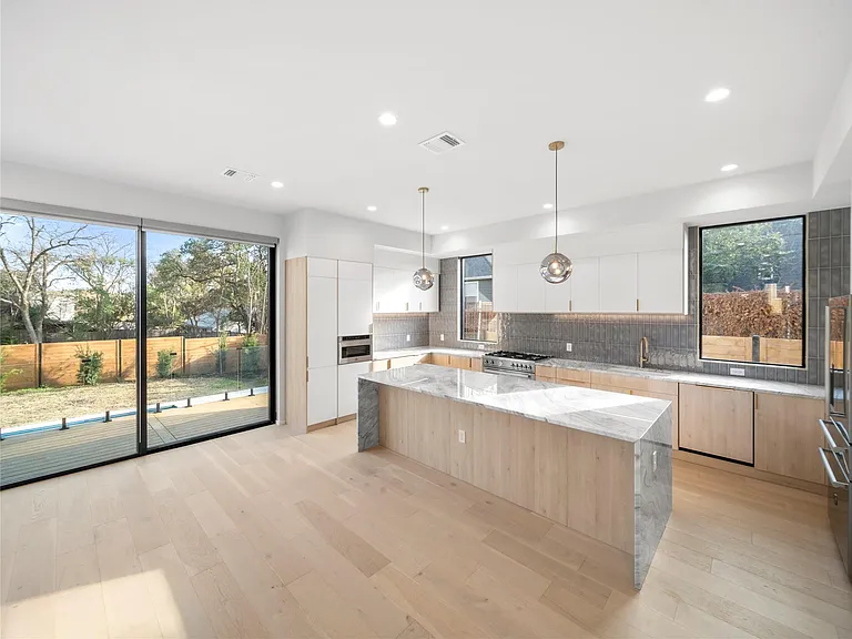 2107 Brackenridge St #B — Photo 8