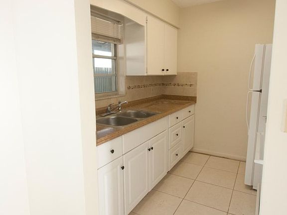 5th image of 721 N Jasmine Ave