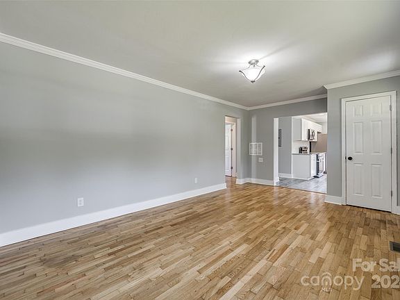 5th image of 1204 Cardinal Dr