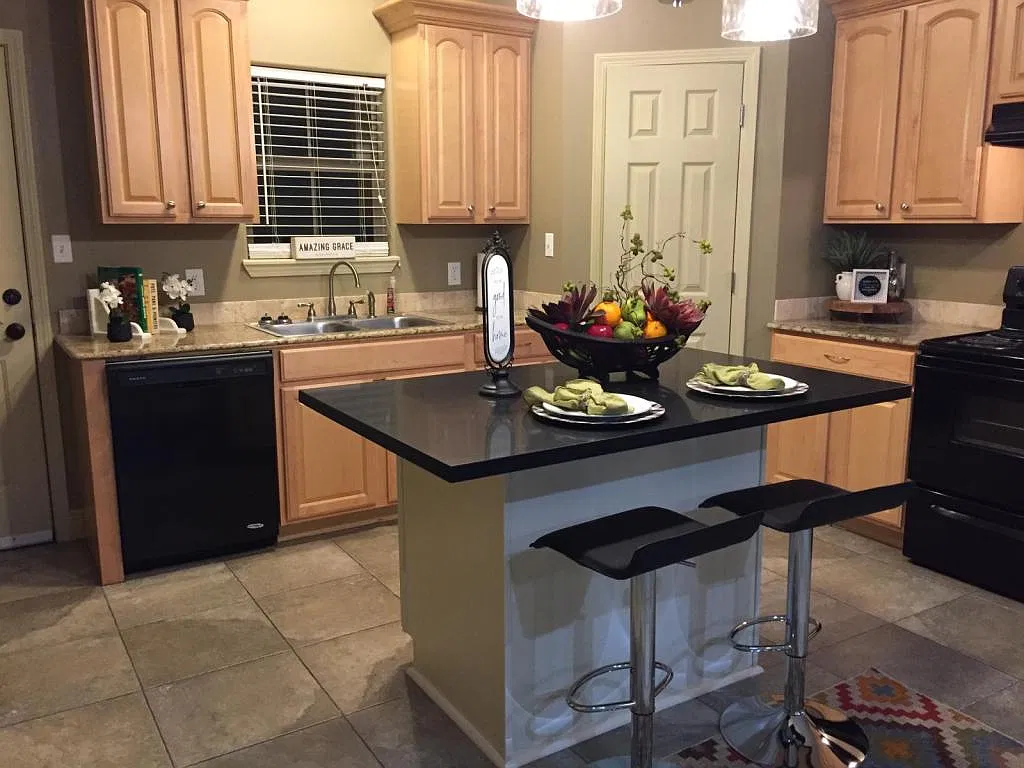 1720 Mignonette Ln — Photo 3