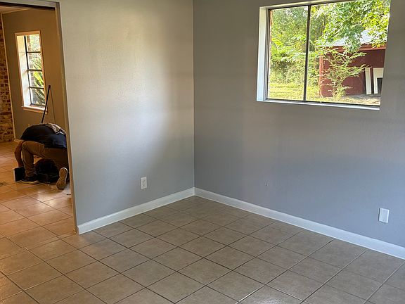 5th image of 214 Pinewood Dr