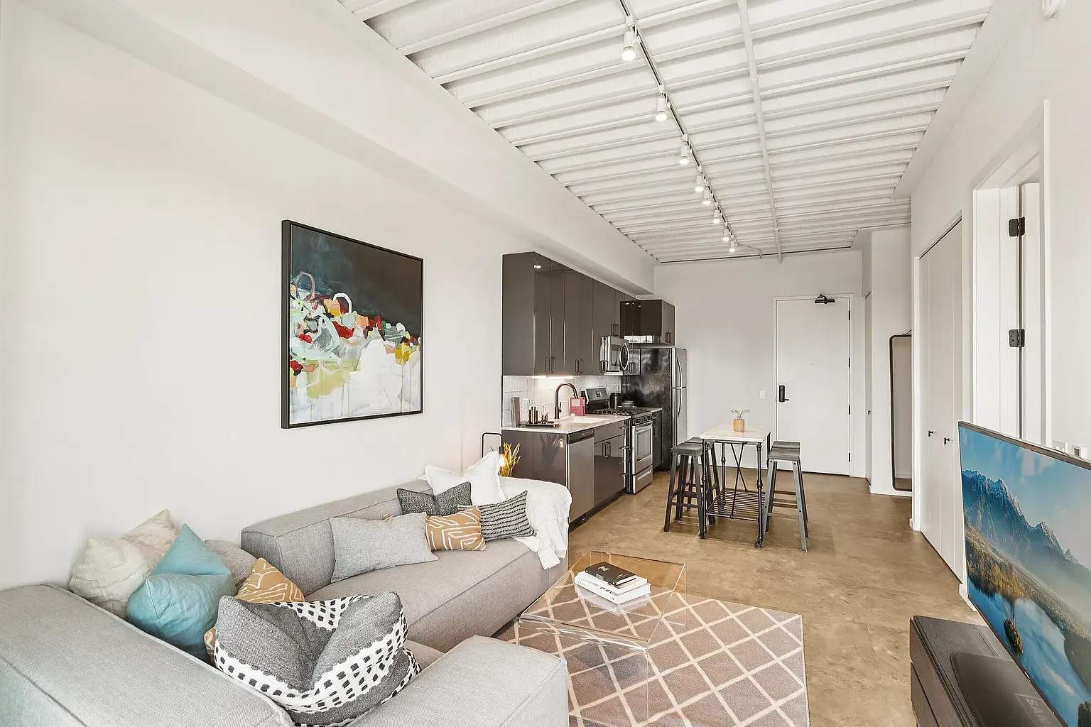 1 bed, 1.0 bath, 676 sqft, $2,550 — Photo 1