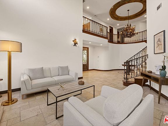 4th image of 435 Woodbluff Rd