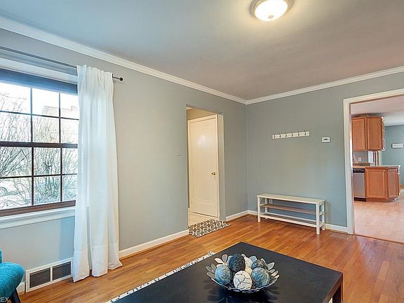 4th image of 340 Marguerite Ave